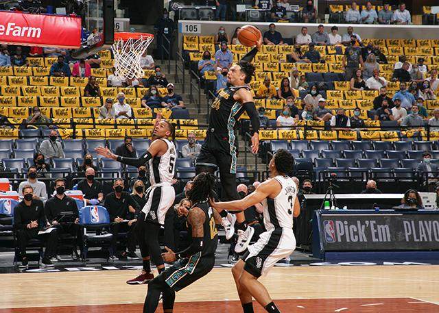 开云集团-内线+防守助灰熊留住希望 再战勇士三分球成关键